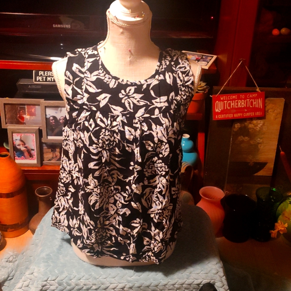 Never worn Sleeveless blouse from the loft size xs excellent like new condition